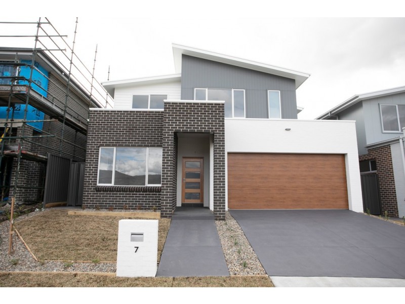 7 McNevin Close, Calderwood NSW 2527