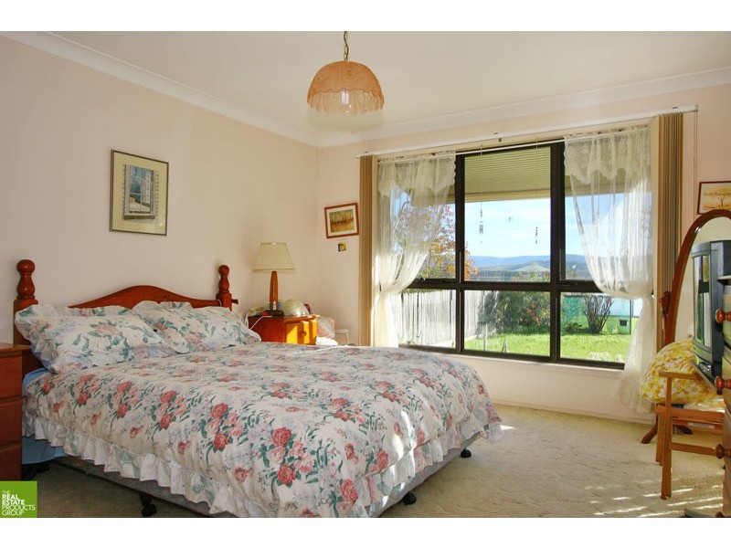17 Newton Cres, Oak Flats NSW 2529