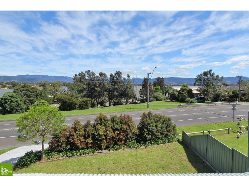 90 The Esplanade, Oak Flats NSW 2529