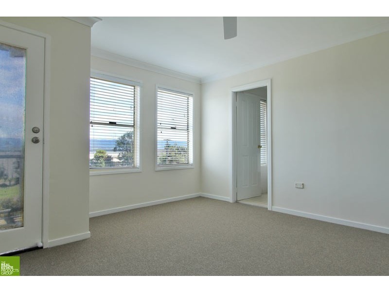 90 The Esplanade, Oak Flats NSW 2529