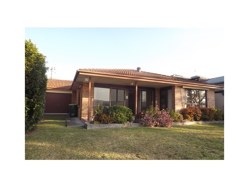 17 Newton Cres, Oak Flats NSW 2529