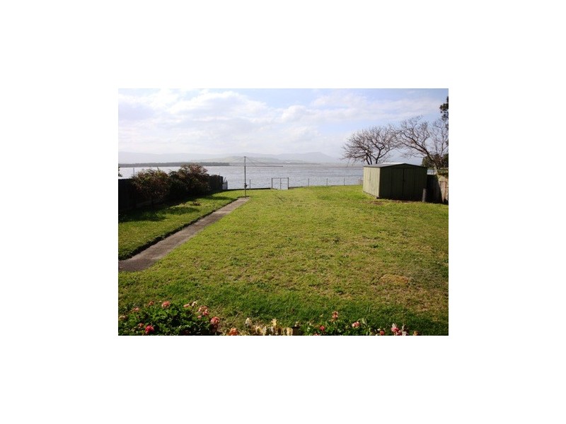 17 Newton Cres, Oak Flats NSW 2529