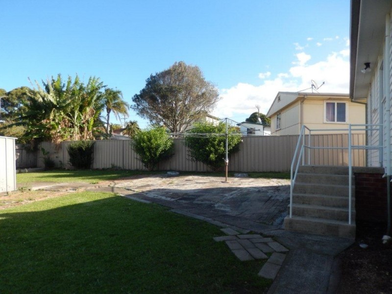 11 IRVINE STREET, Barrack Heights NSW 2528