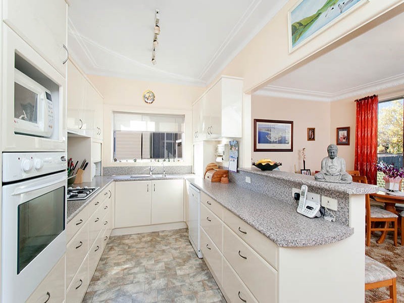 17 Bass Street, Barrack Heights NSW 2528