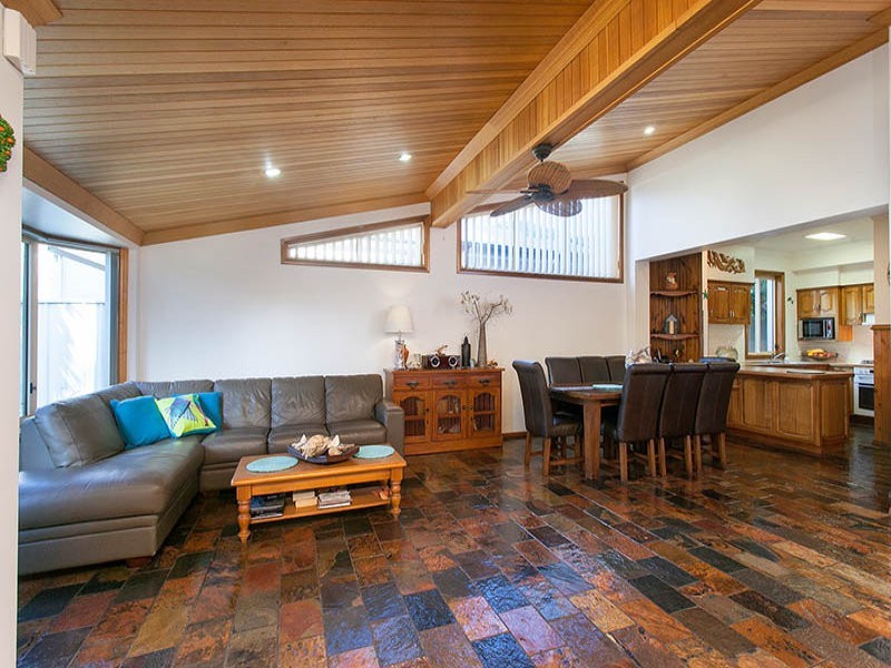 32 Peterborough Ave, Lake Illawarra NSW 2528