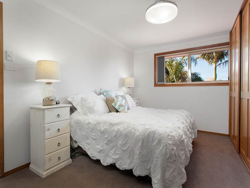 32 Peterborough Ave, Lake Illawarra NSW 2528