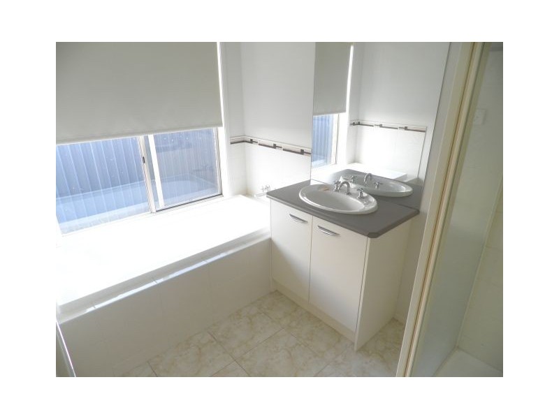 25 Scarlet Crescent, Pakenham VIC 3810