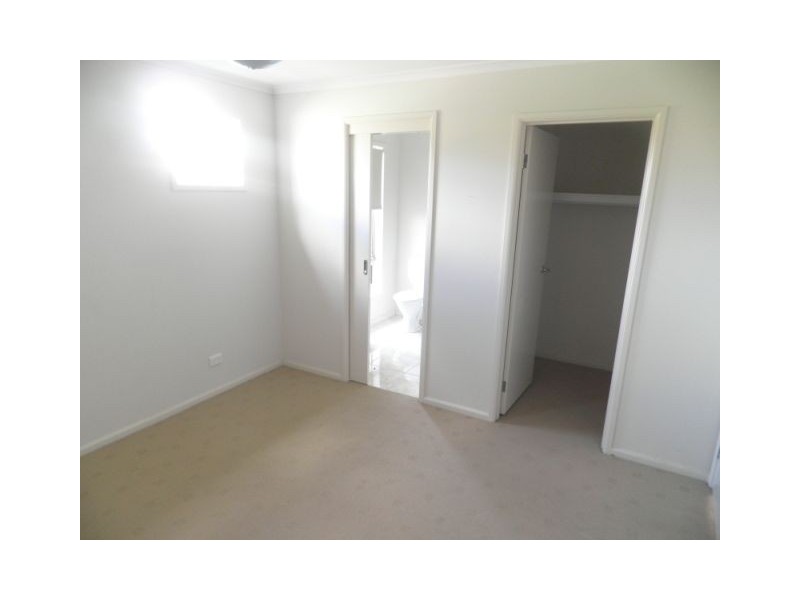 25 Scarlet Crescent, Pakenham VIC 3810