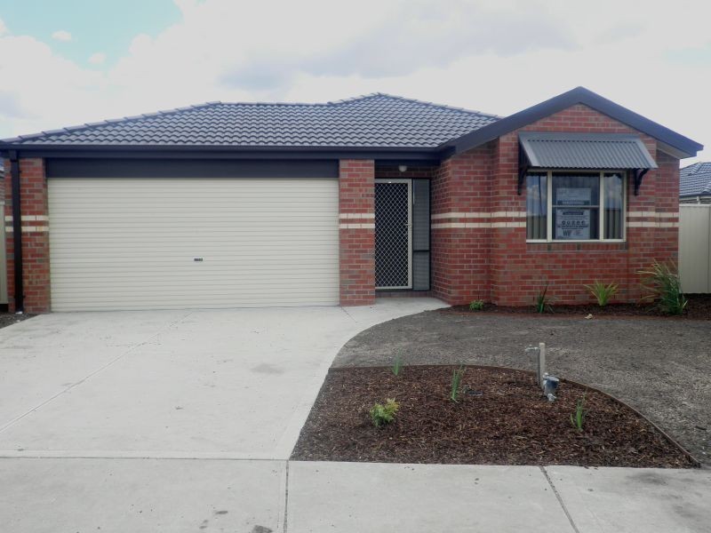 64 Bluehills Blvd, Pakenham VIC 3810