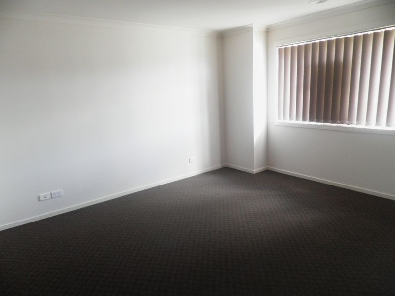 64 Bluehills Blvd, Pakenham VIC 3810
