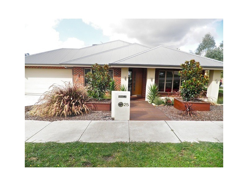 25 Station Creek Way, Cranbourne South VIC 3977