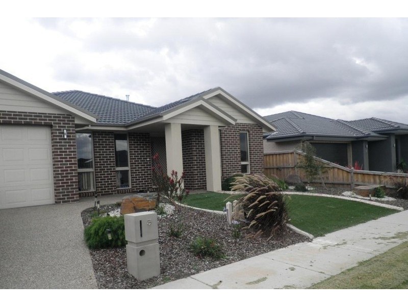 5 Armstrong Street, Cranbourne East VIC 3977