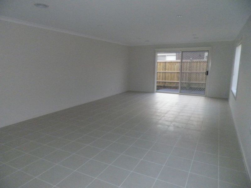 66 Fallingwater Drive, Pakenham VIC 3810