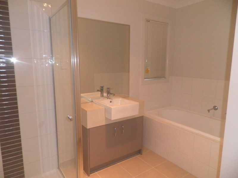 66 Fallingwater Drive, Pakenham VIC 3810