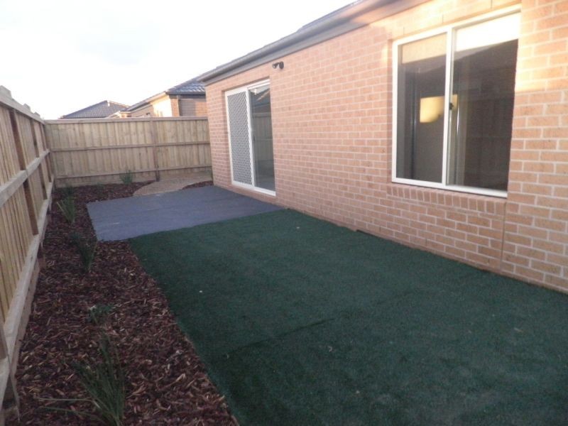 66 Fallingwater Drive, Pakenham VIC 3810