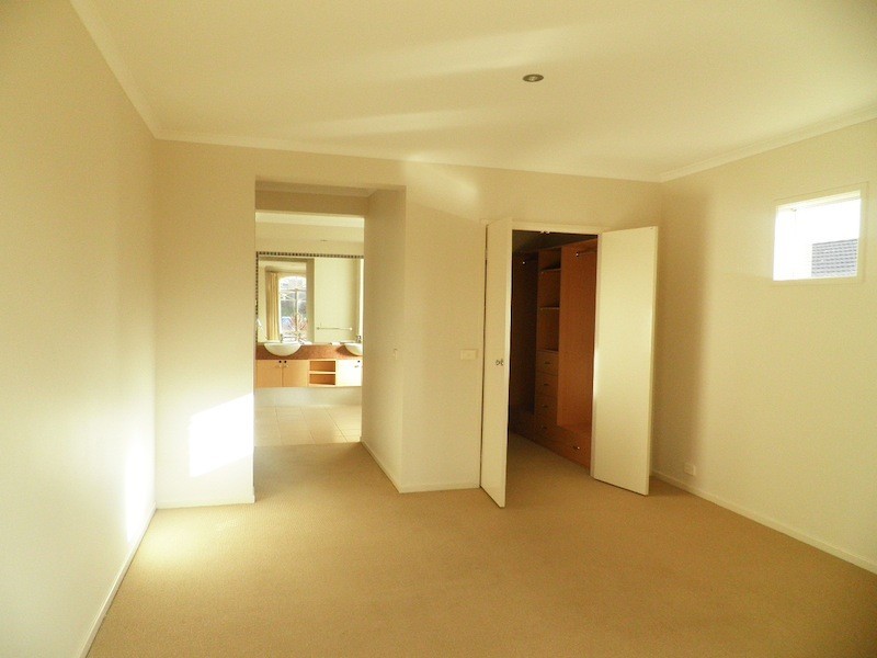 7 Fairways Boulevard, Cranbourne VIC 3977