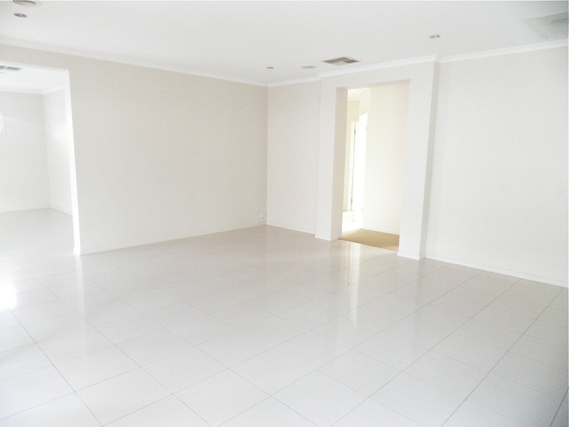 7 Fairways Boulevard, Cranbourne VIC 3977