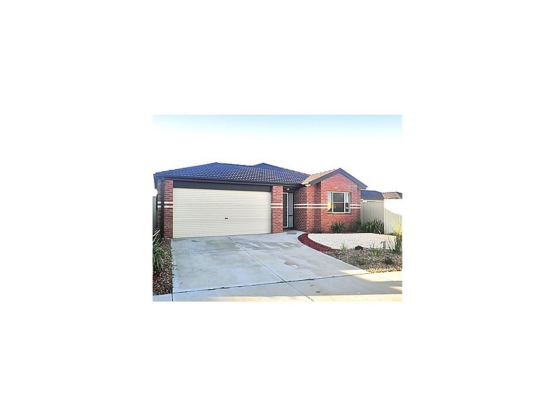 64 Bluehills Blvd, Pakenham VIC 3810