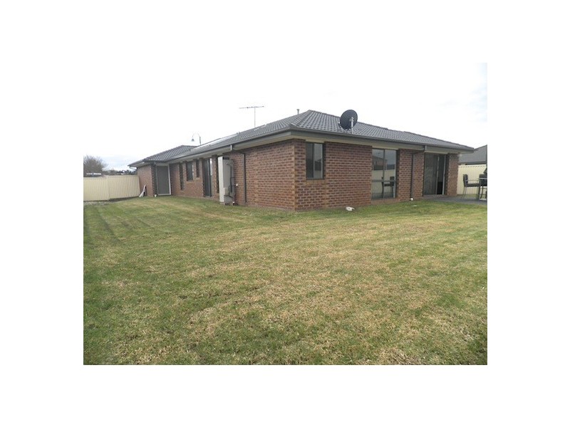 13 Blue hills blvd, Pakenham VIC 3810