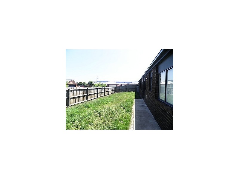 18 Red Gum Cct, Pakenham VIC 3810