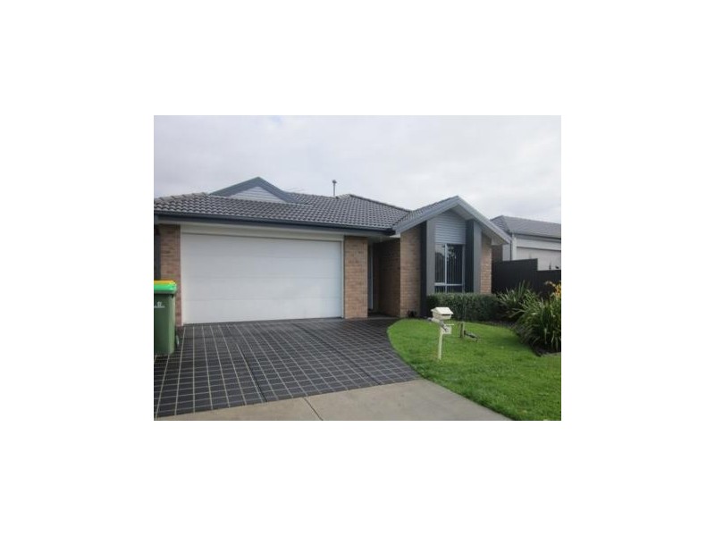 5 Persimmon Lane, Pakenham VIC 3810