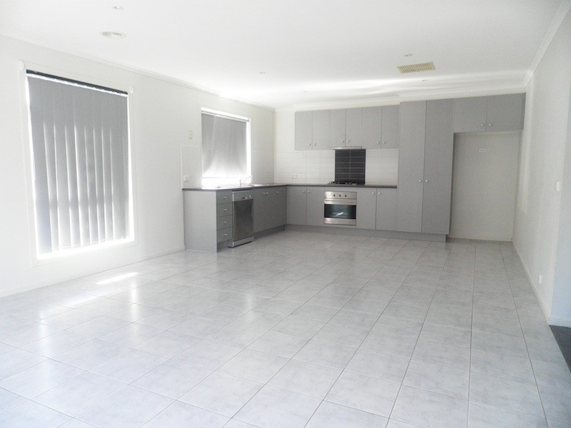 5 Persimmon Lane, Pakenham VIC 3810