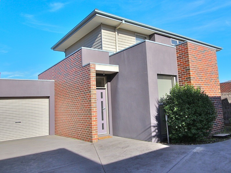 4/1 Henry Street, Pakenham VIC 3810