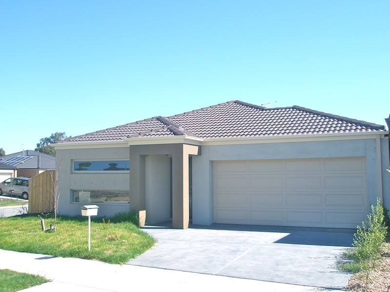 60 Fallingwater Drive, Pakenham VIC 3810