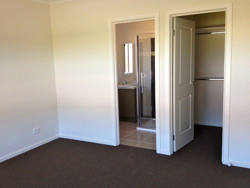 60 Fallingwater Drive, Pakenham VIC 3810