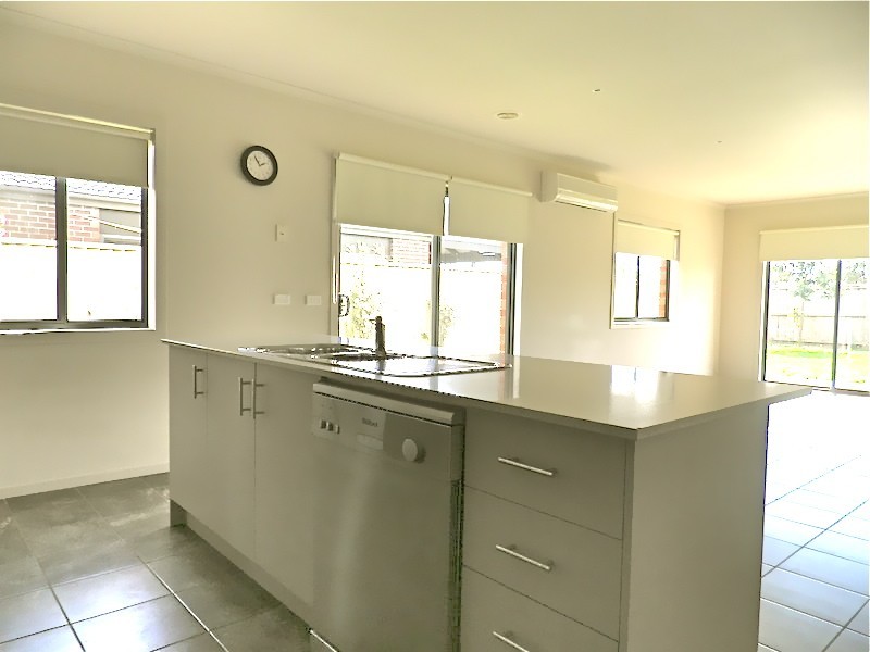 2  Delft Place, Pakenham VIC 3810