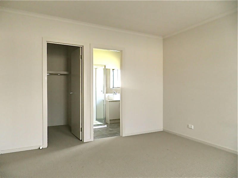 2  Delft Place, Pakenham VIC 3810