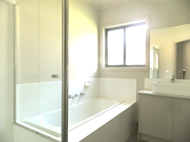 2  Delft Place, Pakenham VIC 3810