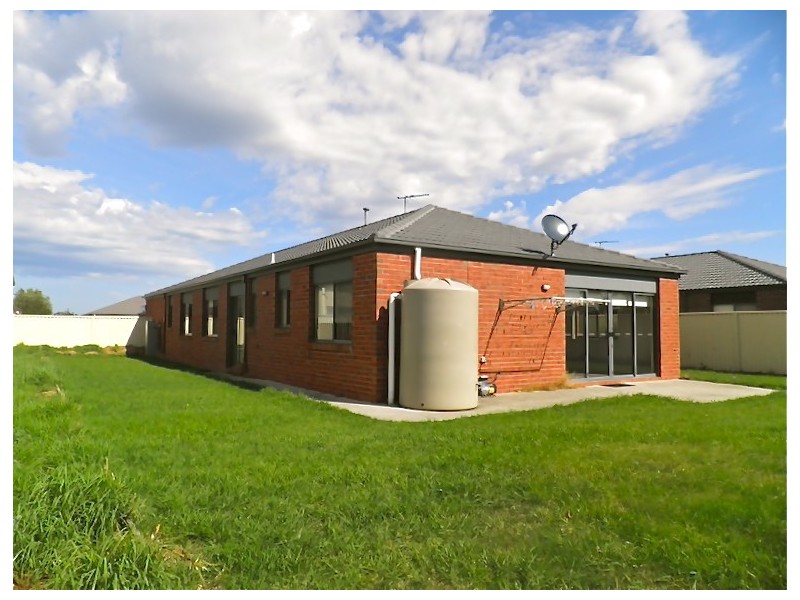 2  Delft Place, Pakenham VIC 3810