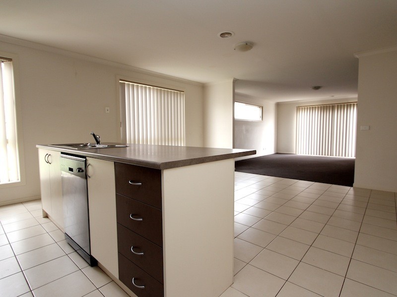 28 Wakenshaw Crescent, Pakenham VIC 3810