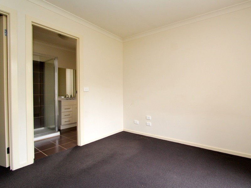 28 Wakenshaw Crescent, Pakenham VIC 3810