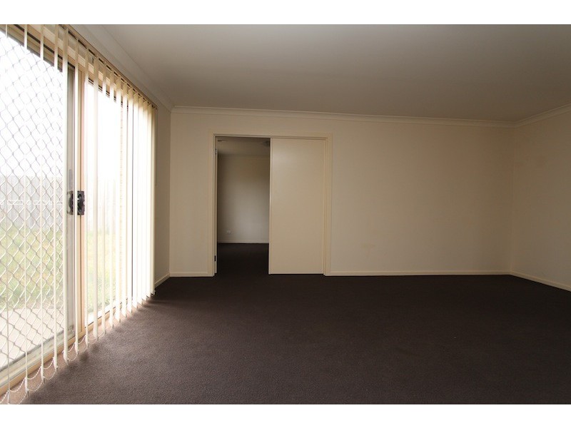 28 Wakenshaw Crescent, Pakenham VIC 3810