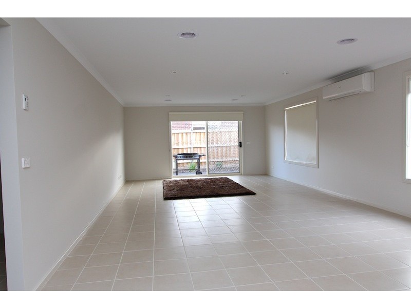 66 Fallingwater Drive, Pakenham VIC 3810