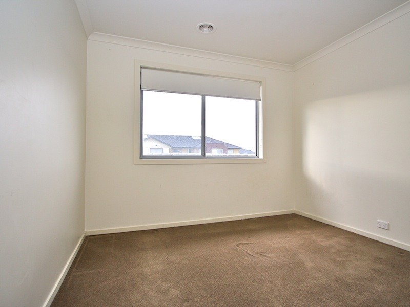 12 Peppermint Row, Officer VIC 3809