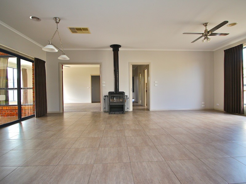 82 Livingstone Boulevard, Pakenham VIC 3810