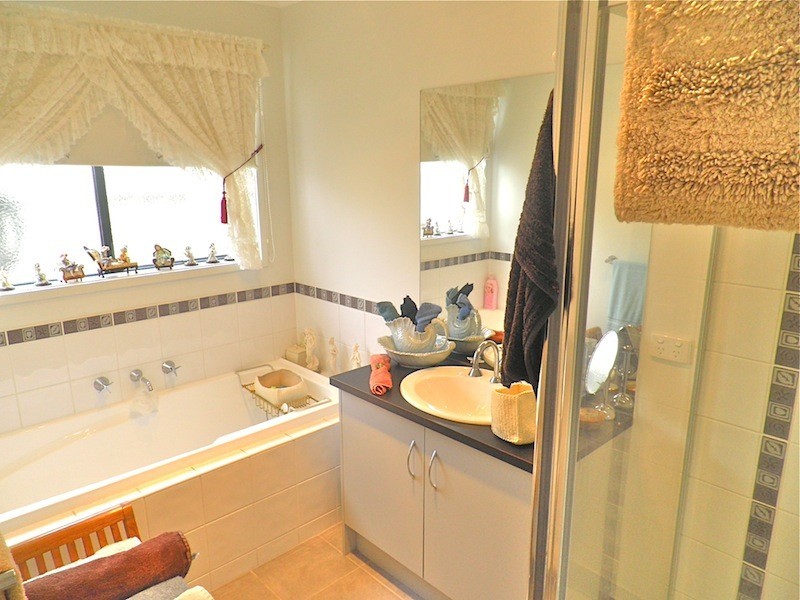 11 Barnby Grove, Cranbourne VIC 3977