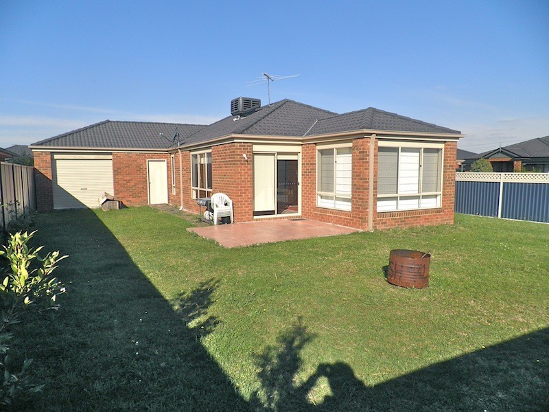 25 Scarlet Crescent, Pakenham VIC 3810