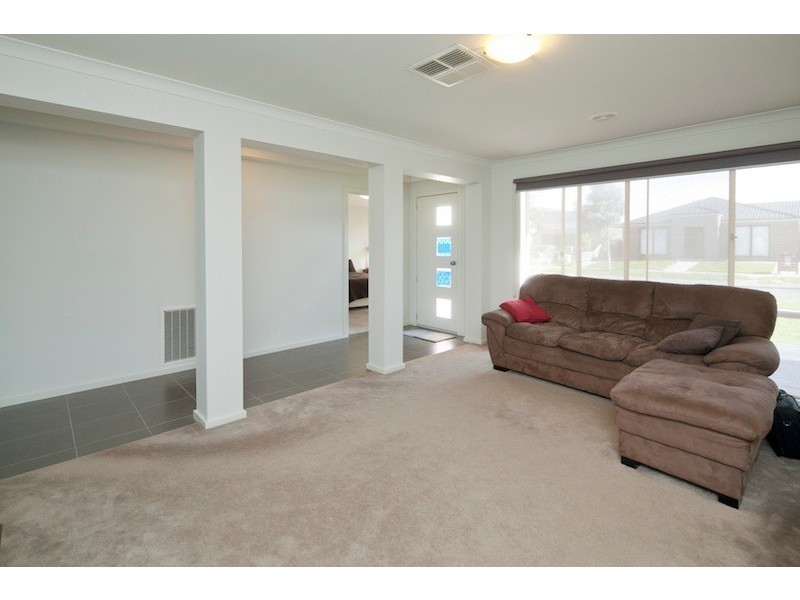 4 Flash Dan Drive, Cranbourne East VIC 3977