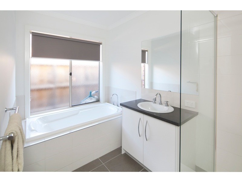 4 Flash Dan Drive, Cranbourne East VIC 3977