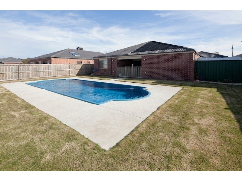 4 Flash Dan Drive, Cranbourne East VIC 3977