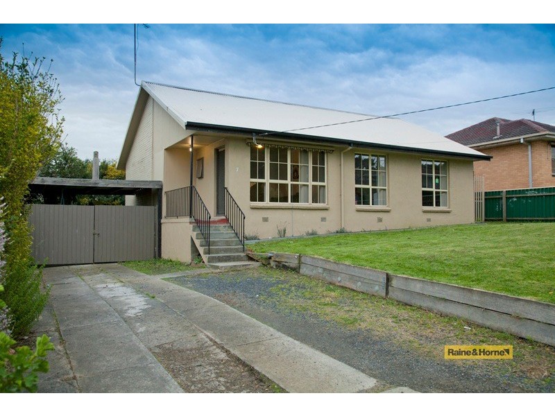 7 Deveney Street, Pakenham VIC 3810