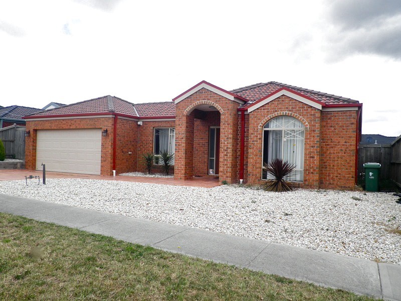 7 Fairways Boulevard, Cranbourne North VIC 3977