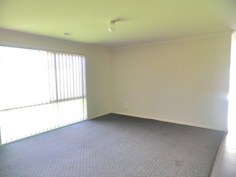 64 Bluehills Boulevard, Pakenham VIC 3810