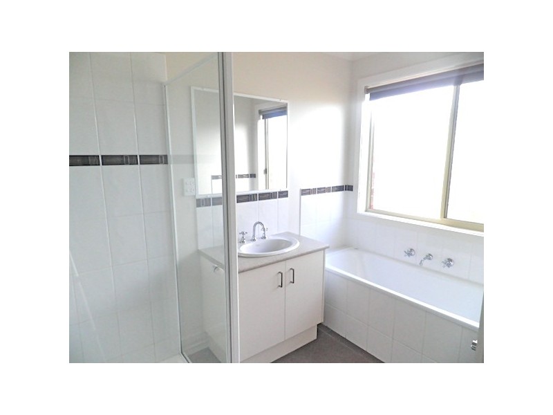 64 Bluehills Boulevard, Pakenham VIC 3810