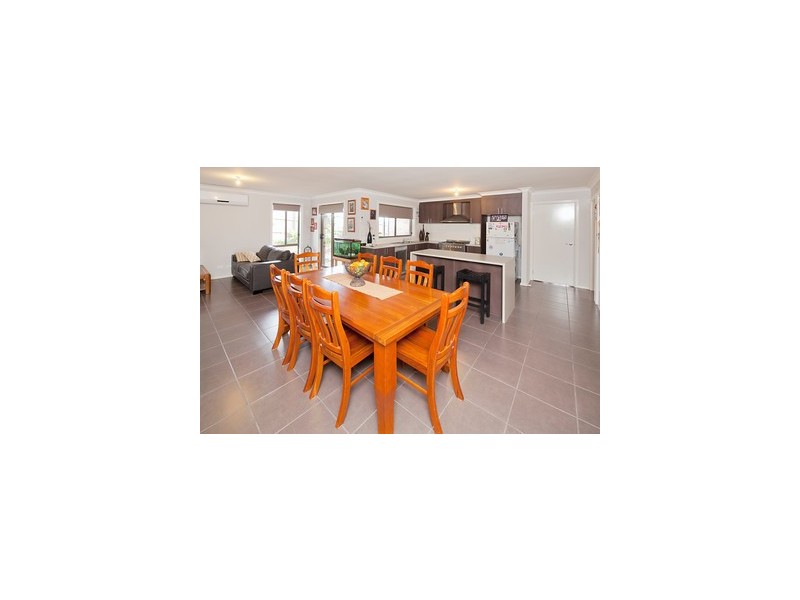 27 Claudia Crescent, Drouin VIC 3818