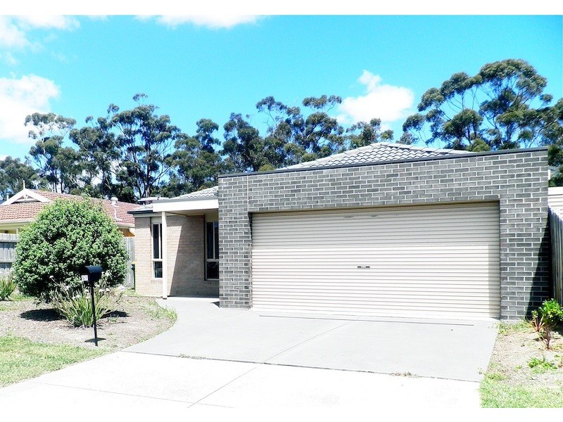 51 Wakenshaw Cres, Pakenham VIC 3810